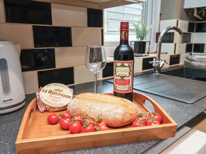 Fridge, dishwasher, electric kettle, toaster - Sail Lodge (Scarborough)