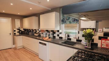 Geladeira, lava-louças, chaleira elétrica, torradeira