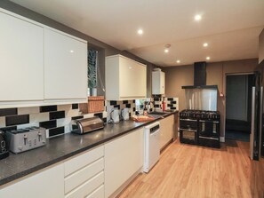 Fridge, dishwasher, electric kettle, toaster - Sail Lodge (Scarborough)