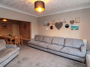 Living area - Sail Lodge (Scarborough)