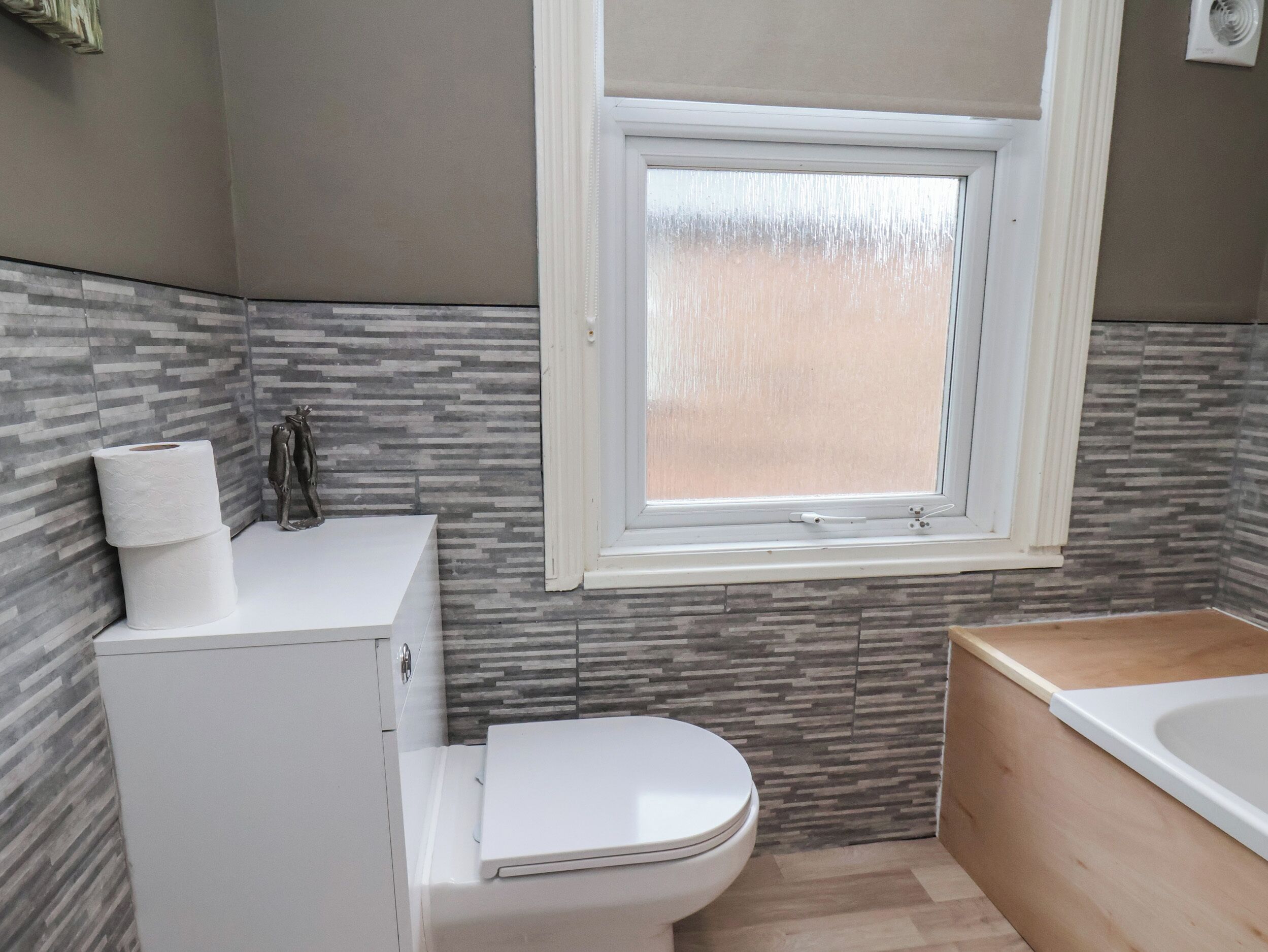 Ein Badezimmer mit Toilette, Waschbecken und Badewanne.
