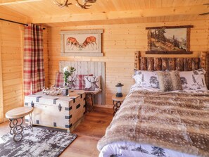 1 Schlafzimmer, individuell dekoriert, individuell eingerichtet