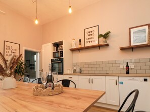 Fridge, dishwasher, electric kettle, cookware/dishes/utensils - Westbourne Villa (Scarborough)