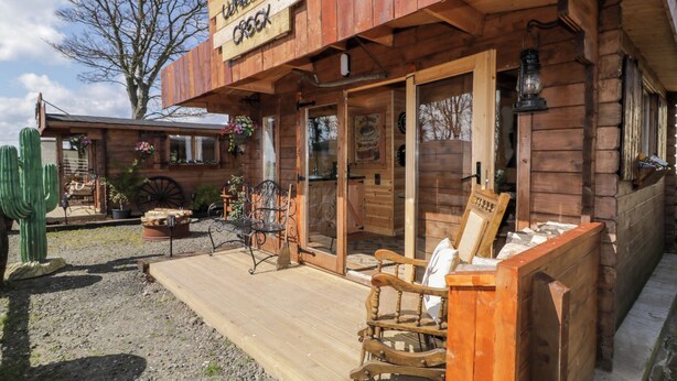 Un edificio de madera con un letrero que dice "Whiskey Creek".