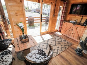 Outdoor dining - Whiskey Creek Cabin (Limavady)