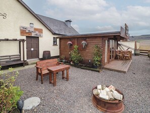 Outdoor dining - Whiskey Creek Cabin (Limavady)