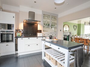 Een koelkast, een vaatwasser, een waterkoker, een broodrooster