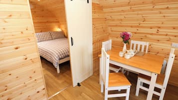 1 habitación, decoración personalizada y muebles diferentes