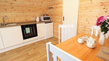 Refrigerador, tetera/pava eléctrica, tostadora, utensilios de cocina