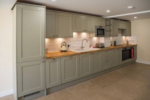 Fridge, dishwasher, electric kettle, toaster - Bears Court North Barn 7 (Cheltenham)