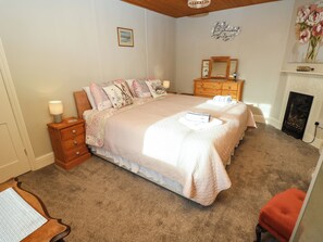 2 bedrooms, individually decorated, individually furnished - The Hayloft (Ventnor)