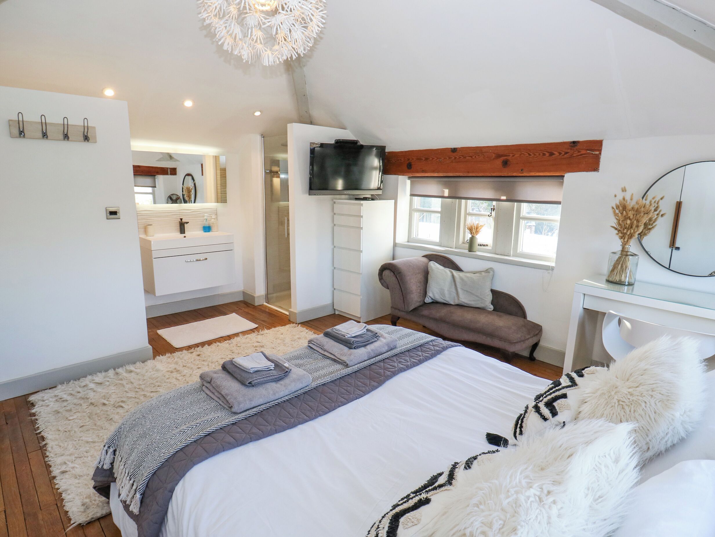 3 habitaciones, decoración personalizada y muebles diferentes 