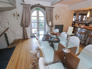 Dining - Dreamwood Cottage (Wakefield)