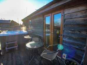 Outdoor spa tub - Hillview (Kidderminster)