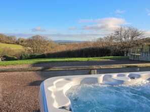Outdoor spa tub - Hillview (Kidderminster)