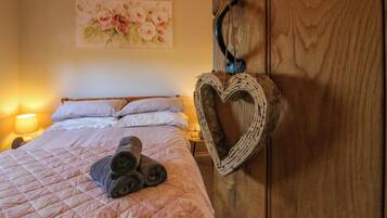 2 Schlafzimmer, individuell dekoriert, individuell eingerichtet