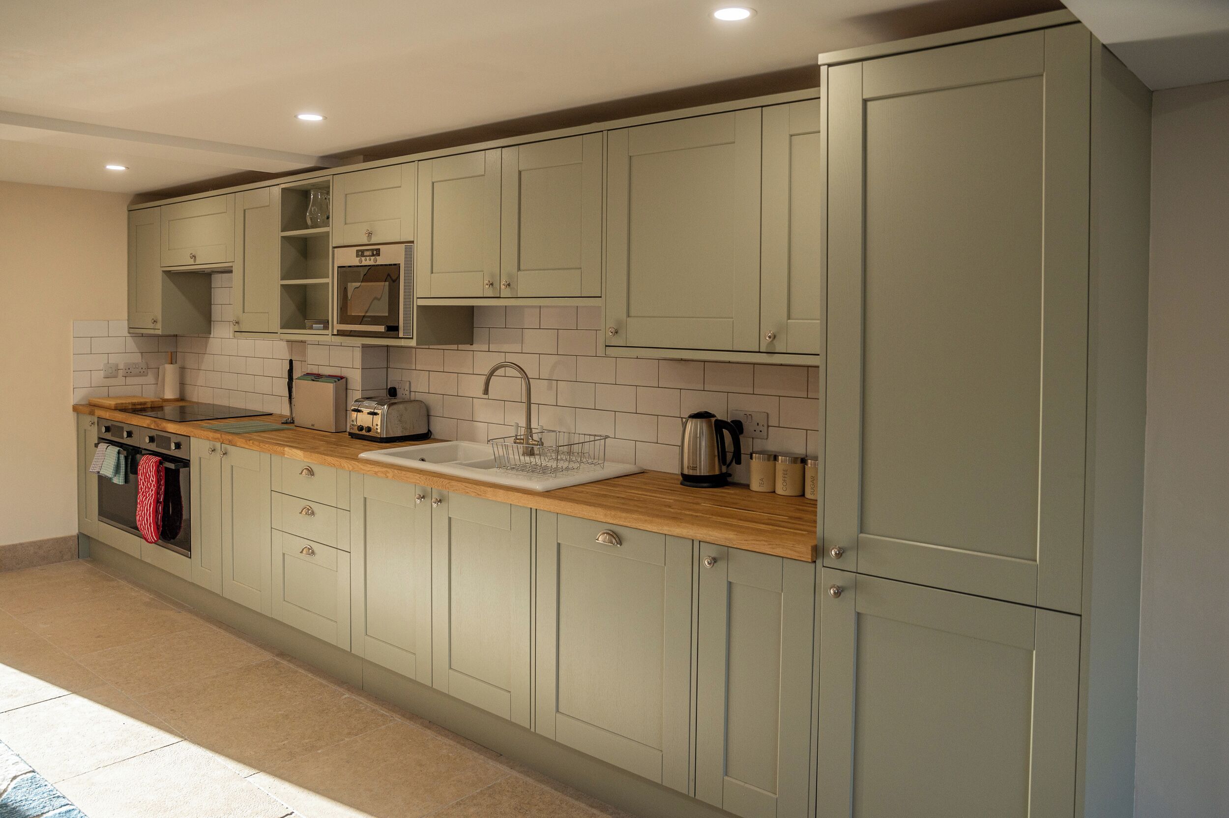 Geladeira, lava-louças, chaleira elétrica, torradeira