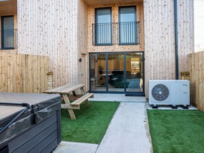 Outdoor dining - Bears Court Barn 5 (Cheltenham)