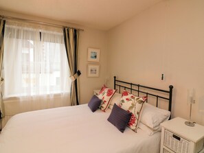 2 dormitorios, decoración individual, mobiliario individual