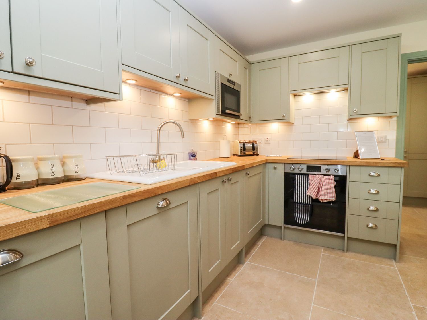 Frigorífico, lavavajillas, hervidor eléctrico y tostadora