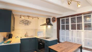 Kühlschrank, Geschirrspüler, Wasserkocher, Toaster