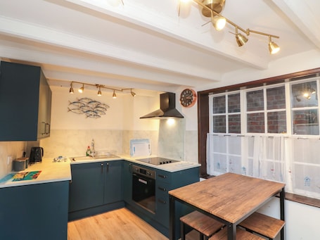 Refrigerador, lavavajillas, tetera eléctrica y tostadora