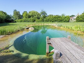 Una piscina al aire libre