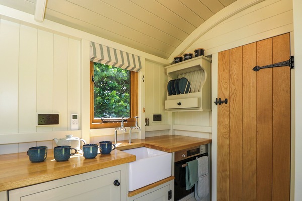 Cottage | Private kitchen | Fridge, electric kettle, toaster, cookware/dishes/utensils