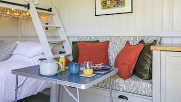 Cottage | 1 bedroom, individually decorated, individually furnished, free WiFi