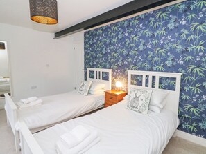 3 bedrooms, individually decorated, individually furnished, free WiFi - La Bastille (Clynderwen)