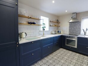 Cottage | Private kitchen | Fridge, dishwasher, cookware/dishes/utensils - La Bastille (Clynderwen)