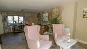 Cottage | Living area | Fireplace