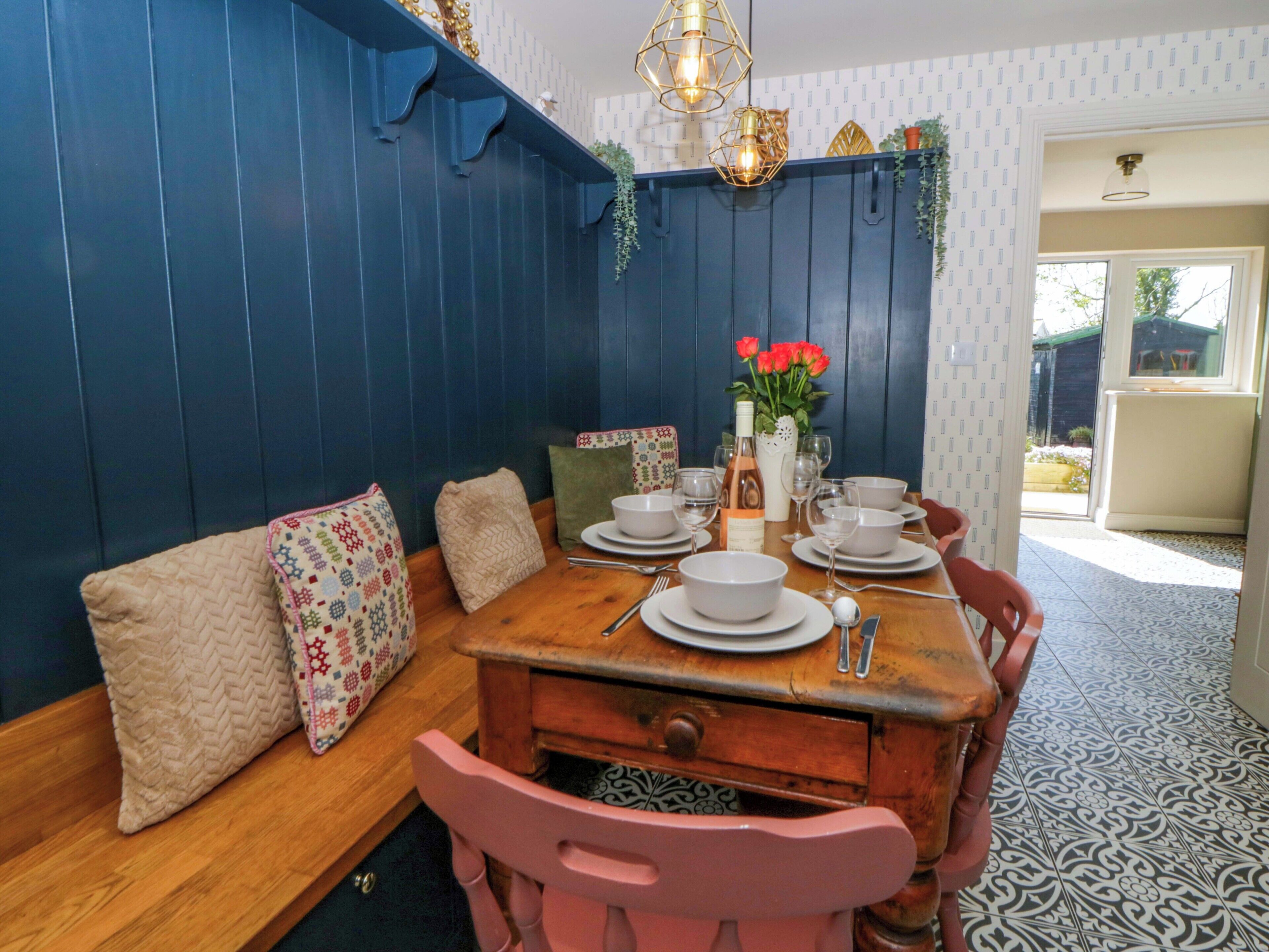 Cottage | Dining