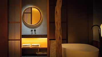 Habitación doble de lujo | Baño | Amenidades de baño gratuitas, secadora de cabello, batas, pantuflas