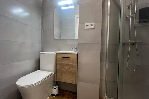 Douche, sèche-cheveux, serviettes fournies, savon
