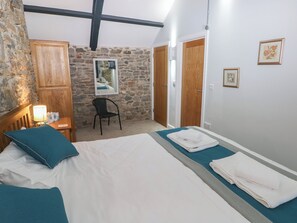 3 bedrooms, individually decorated, individually furnished, free WiFi - Blacksmiths Cottage (Pembroke)