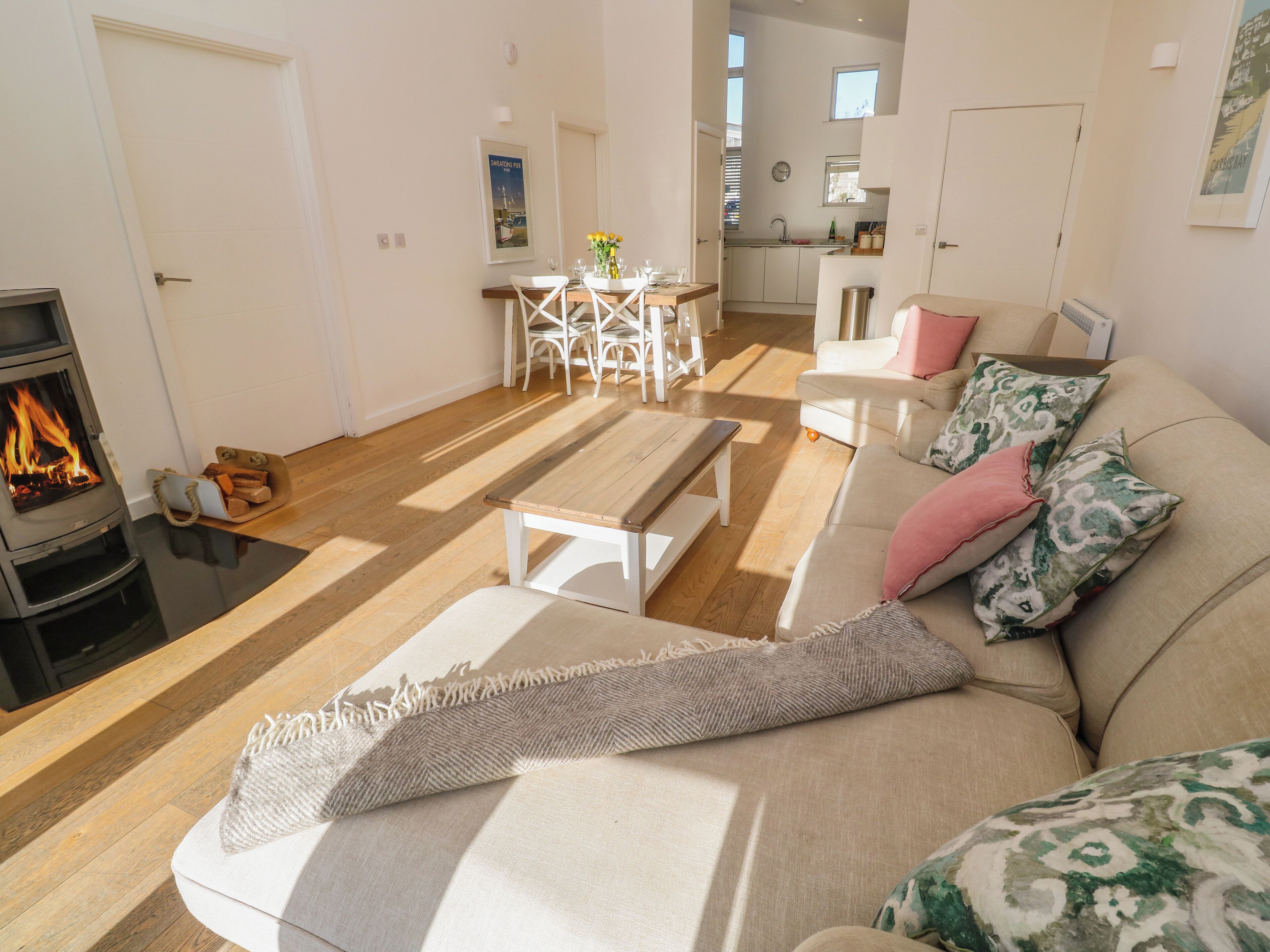 Una sala de estar con sofá, mesa de centro de madera y chimenea.