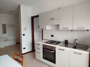 Fridge, microwave, stovetop, cookware/dishes/utensils