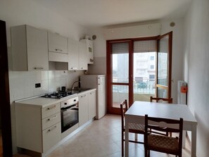 Refrigerador, microondas, placa de cocina, utensilios de cocina