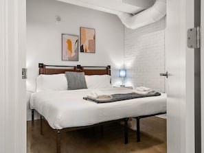 2 habitaciones, tabla de planchar con plancha, wifi y ropa de cama