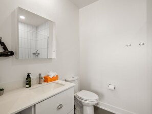Ducha, secador de pelo, toallas