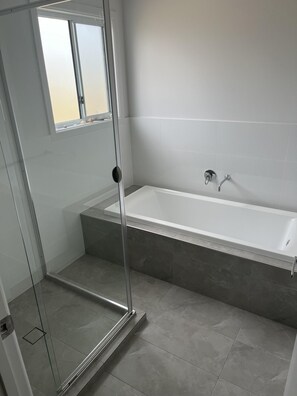 Bathroom - Clearwaters - Single story, 4-bedroom holiday home (Marion Bay)