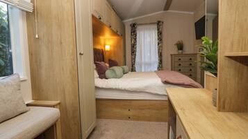 2 bedrooms, individually decorated, individually furnished