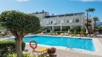 Una piscina cubierta, una piscina al aire libre