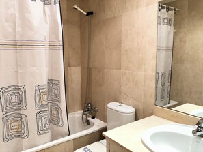 A bathroom with a bathtub, a shower, a toilet, and a sink. - Serinamar - Aloha Gardens (Marbella)