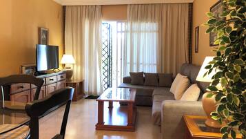 Apartamento Confort, vistas al jardín | Zona de estar | Una televisión de pantalla plana