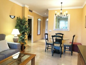 Comfort appartement, uitzicht op tuin | Woonruimte | Flatscreentelevisie