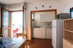 Kühlschrank, Mikrowelle, Herdplatte, Kochgeschirr/Geschirr/Besteck