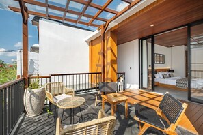 Vila standard, 2 quartos, sacada, vista para a piscina | Sacada