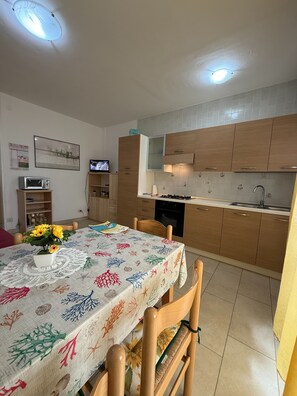 Refrigerador, microondas, placa de cocina, utensilios de cocina